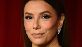 Eva Longoria, il primo bikini di stagione è animalier: a 50 anni è sempre la più bella