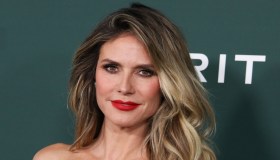 Heidi Klum, l’abito asimmetrico sensuale dallo spacco vertiginoso