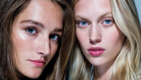 Illumina, uniforma e contrasta le rughe. L’elisir blu per il viso è la coccola beauty che ci meritiamo