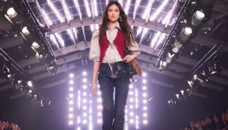 Anche (e soprattutto) le donne indossano la cravatta: è lei l’accessorio più cool della primavera