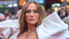 Jennifer Lopez, scollatura profonda e vestito attillato: sensuale a Broadway