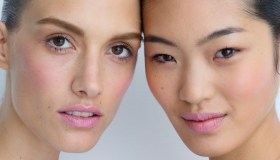 Idrata, rimpolpa e illumina. La crema viso alla rosa ialuronica è il nostro colpo di fulmine beauty (in sconto)