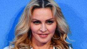 Madonna fa tendenza, giacca bomber e gonna rosso fuoco