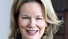 Matilde del Belgio anche in pellegrinaggio non rinuncia al look, il cappotto fluo