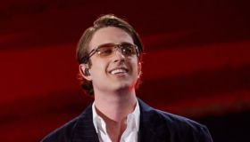 Sangiovanni torna ad Amici dopo il periodo buio, il dolce gesto di Maria De Filippi