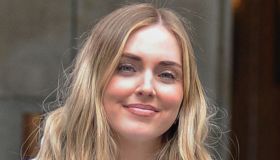 Chiara Ferragni, sorridente e soddisfatta mentre esce dallo studio del suo avvocato