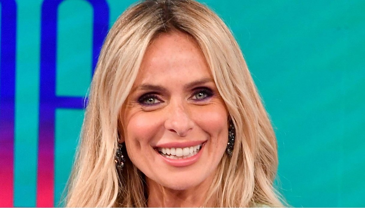 Serena Autieri, il maxi tailleur per la cerimonia del disvelamento delle torce olimpiche