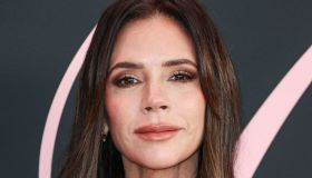 Victoria Beckham, slip dress in seta per i 50 anni (in anticipo) di David: bellissima