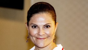 Vittoria di Svezia celebra la primavera con un look floreale ma commette un errore