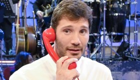 Striscia torna all’attacco: Affari Tuoi e la “coincidenza” dei numeri fortunati