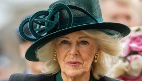 Re Carlo, scivolone di stile di Camilla e vizio delle borse griffate