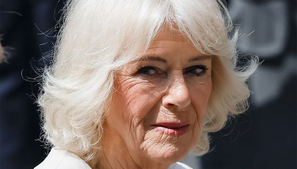 Camilla, il significato segreto dei suoi look in Italia. E i preziosi gioielli
