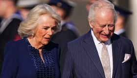 Re Carlo e Camilla sono arrivati a Roma scortati dai jet militari. Il primo look della Regina