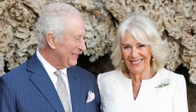 Re Carlo e Camilla in Italia, la Regina in bianco come una sposa: le foto e la spilla
