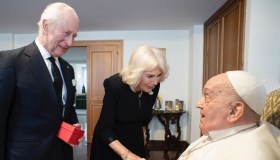 Re Carlo, l’ultimo incontro con Papa Francesco. Il messaggio: “Profondamente addolorati”