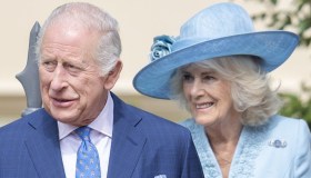 Re Carlo, il Principe Andrea alla messa di Pasqua dopo gli scandali