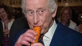 Re Carlo suona il flauto fatto da una carota e tutti notano le sue mani