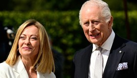 Camilla, il look per il banchetto di Stato. Giorgia Meloni in bianco per Re Carlo