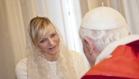 Cos’è il “privilegio del bianco” concesso alle sovrane cattoliche in udienza dal Papa