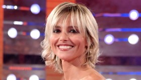 Anticipazioni Da noi… A ruota libera del 27 aprile, Stefano Accorsi e Carolyn Smith tra gli ospiti