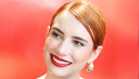 Quando Emma Roberts cammina, Milano si ferma: il look da manuale