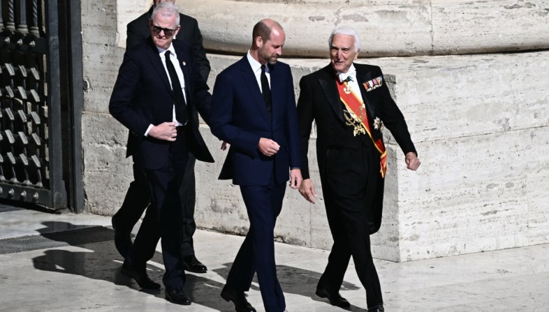Il Principe William d'Inghilterra è arrivato in Piazza San Pietro. L'erede al Trono d'Inghilterra ha partecipato ai funerali di Papa Francesco in rappresentanza dei Reali inglesi e di suo padre Carlo