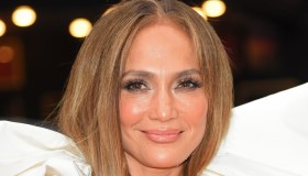 Jennifer Lopez sul set di “Office Romance” in total grey: elegante anche al food truck