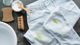 Come eliminare le macchie di erba dai vestiti