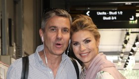 Martina Colombari e Alessandro Costacurta negli studi Rai, teneri baci e cambio di look per lei