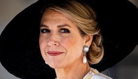 Maxima d’Olanda bon ton chic in bianco e nero, i dettagli del look