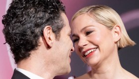 Michelle Williams, lavanda e luce tra i capelli, l’incanto sul red carpet con il marito