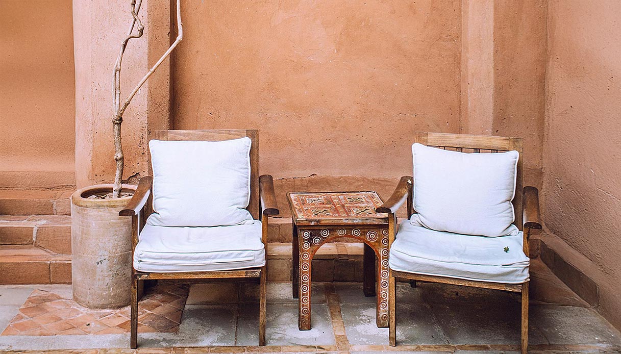 Mocha Mousse, il colore dell’anno scalda il Salone del Mobile 2025 con eleganza e materia