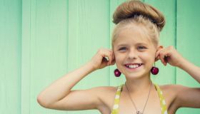 Buchi alle orecchie: qual è l’ età giusta, meglio pistola o ago, come prendersene cura?