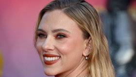 Scarlett Johansson detta la tendenza, la sahariana con shorts è il look da provare adesso