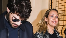 Sonia Bruganelli, mini abito e mano nella mano con Angelo Madonia alla Milano Design Week