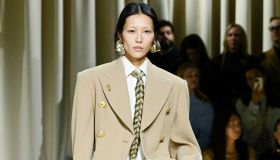 Anche (e soprattutto) le donne indossano la cravatta: è lei l’accessorio più cool della primavera