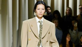 Anche (e soprattutto) le donne indossano la cravatta: è lei l’accessorio più cool della primavera