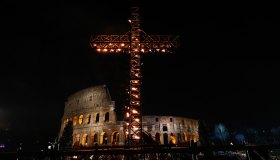 Ascolti tv del 18 aprile, il rito della Via Crucis o Il Re dei Re