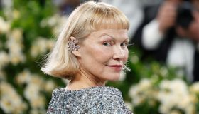 Pamela Anderson, addio iconici capelli lunghi: french bob con mini frangetta