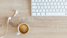 Piccoli ma potenti: i mini PC sono la soluzione salvaspazio, silenziosa ed efficiente per una scrivania minimal