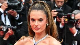 Alessandra Ambrosio, con l’abito nero a palloncino oscura il red carpet di Cannes 2025 anche senza sfilare