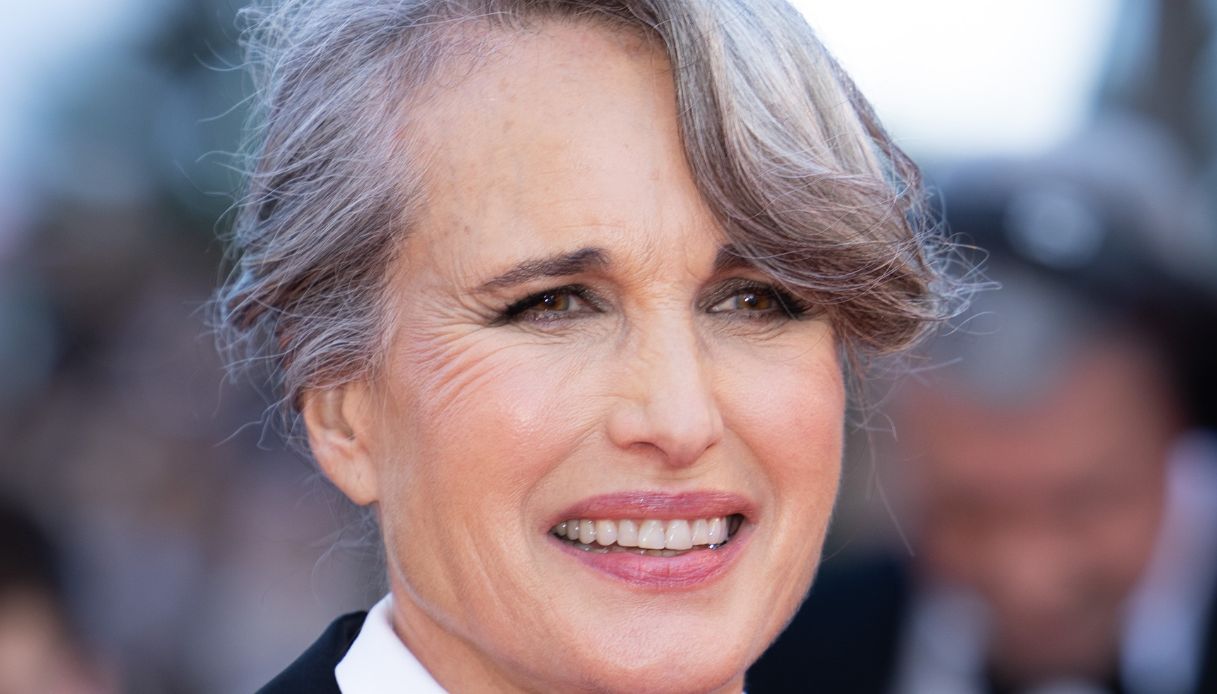 Andie MacDowell a Cannes 2025, capelli grigi raccolti, smoking e scarpe gioiello