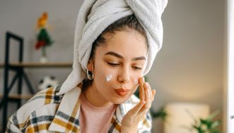 Bye bye eye bags. La crema regina di TikTok che ti fa dire “ciao ciao” a borse e occhiaie