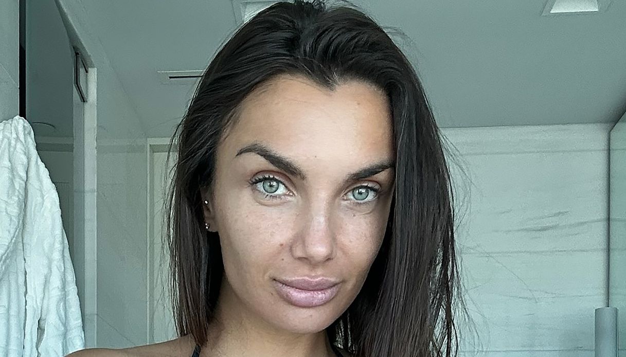 Elettra Lamborghini provoca i suoi ammiratori, la foto social in jumpsuit nera