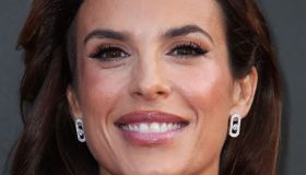 Elisabetta Canalis, il bikini color crema sancisce l’inizio dell’estate 2025