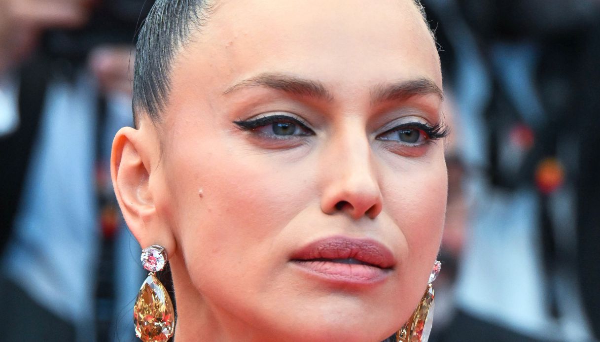 Irina Shayk, il look monocromatico verde militare a Cannes 2025