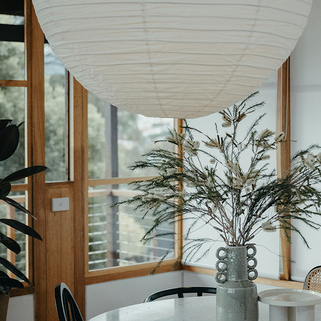 Un ambiente dalle linee leggere, materiali naturali e aperture ampie: così la luce diventa protagonista