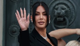 Kim Kardashian, eleganza sobria in tribunale: il look total black per l’udienza