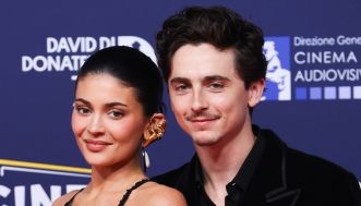 Anche (e soprattutto) le donne indossano la cravatta: è lei l’accessorio più cool della primavera