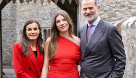 Infanta Sofia si laurea, bellissima in rosso con mamma Letizia di Spagna